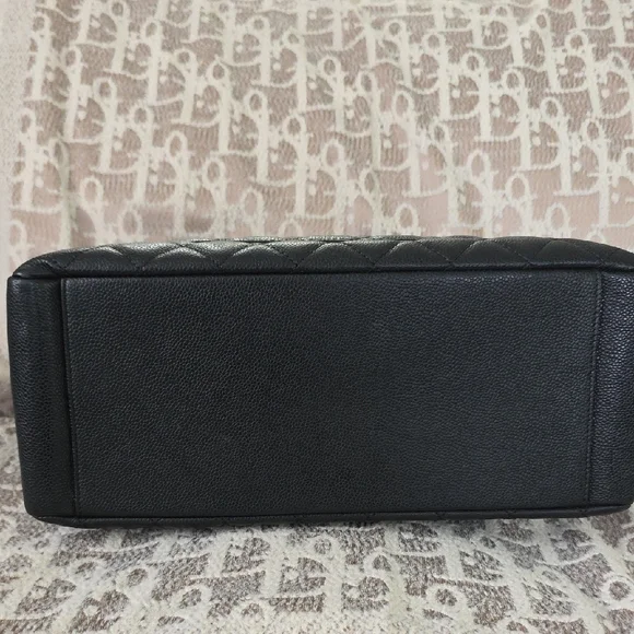 Chanel Black Quilted Shoulder Bag - Picture 5 of 14